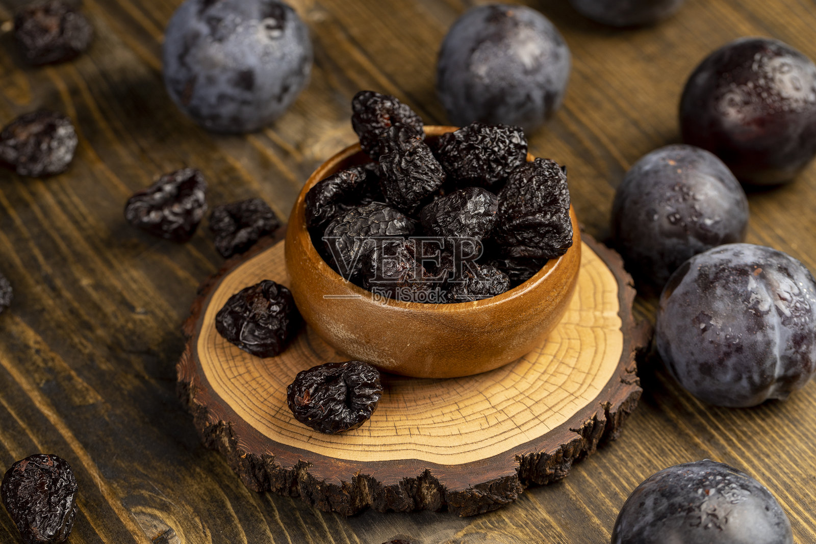 成熟的紫色李子和干李子照片摄影图片