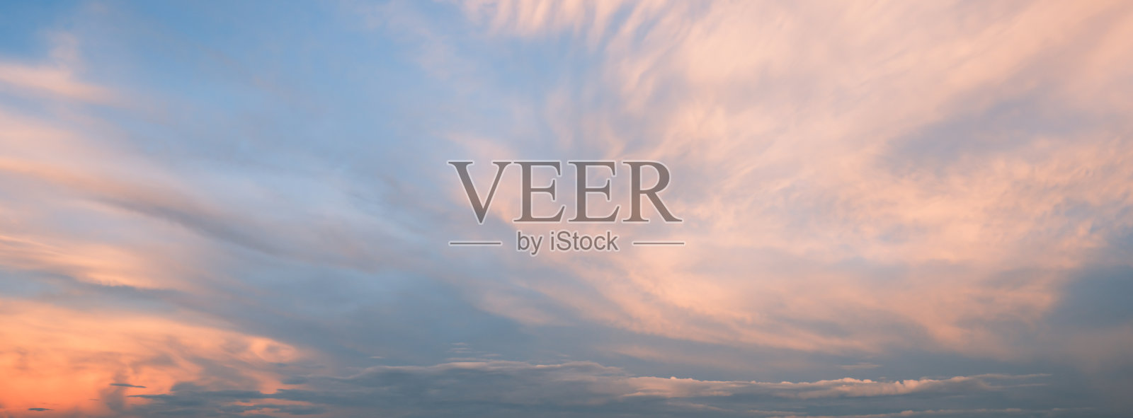 夕阳下的卷云照片摄影图片