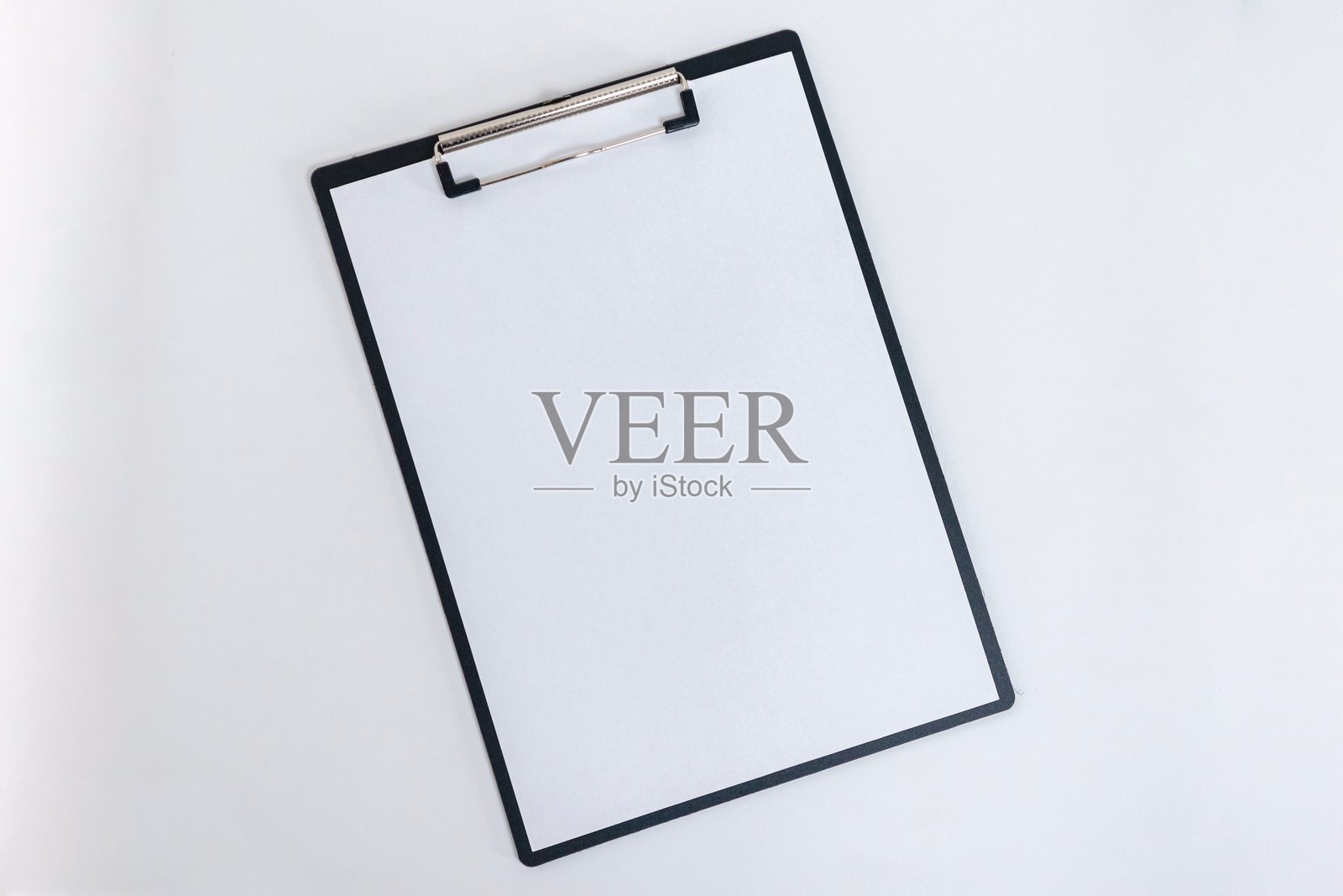 白色背景上的空白纸张夹板照片摄影图片