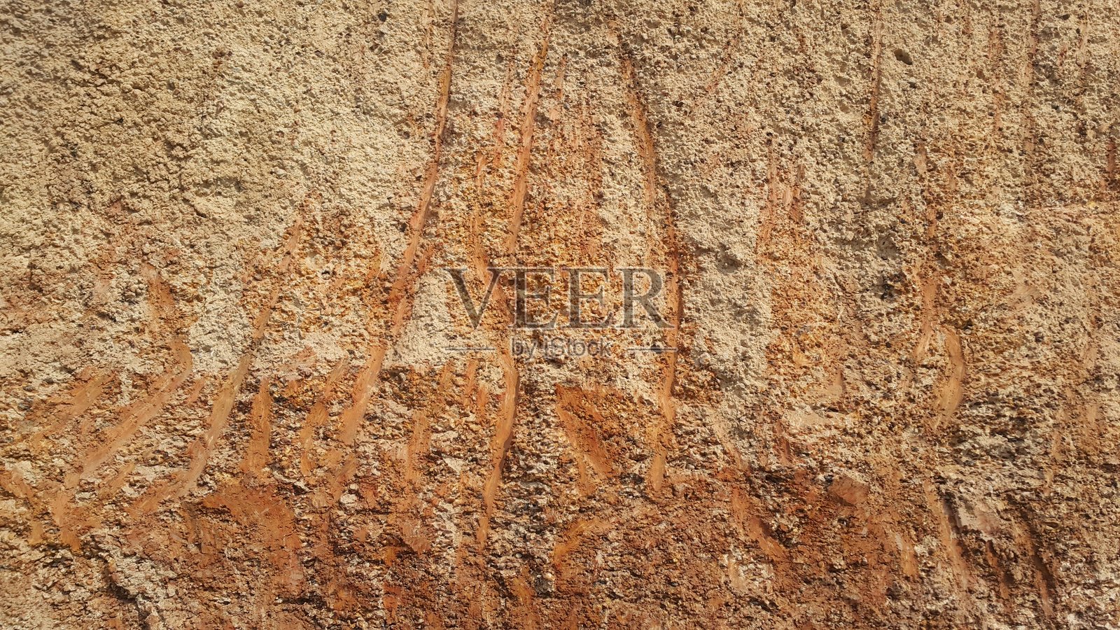 红土墙是通过挖掘而形成的。照片摄影图片