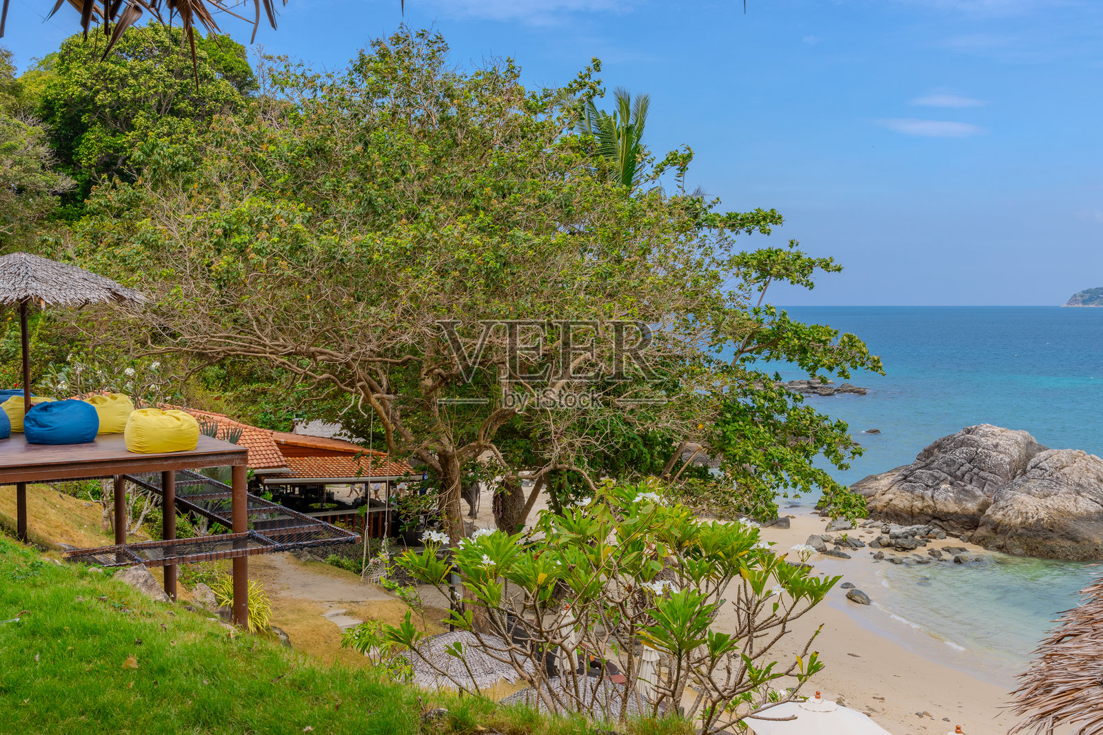 普吉岛芭东海滩，洁白沙滩上的美丽碧蓝海水和用于旅游的长尾船照片摄影图片