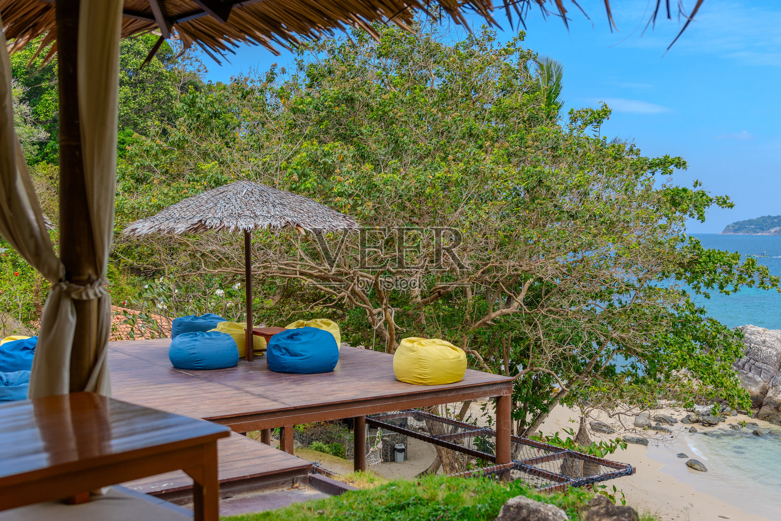 普吉岛巴东海滩美丽的碧蓝海水与白色沙滩，以及用于旅游的长尾船照片摄影图片