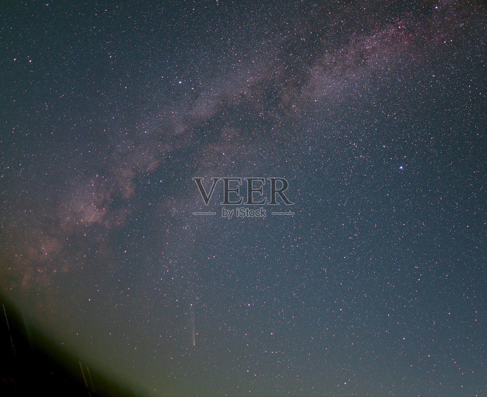 土星山-阿特拉斯彗星（C/2023 A3）于2024年10月16日（日本标准时间）在北海道的夜空中出现。照片摄影图片