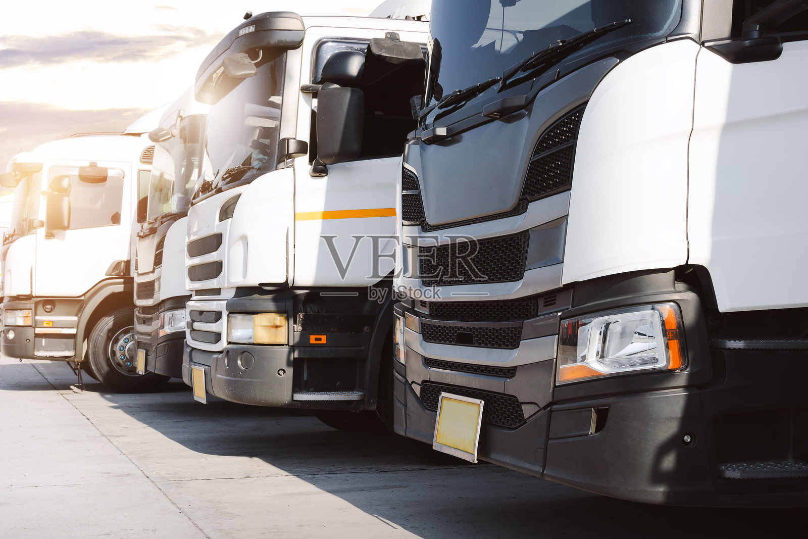 停车场上的半挂车。大型卡车，拖拉机车。集装箱运输。经济商业道路运输。进出口运输。卡车运输。货车。货运物流卡车运输。照片摄影图片