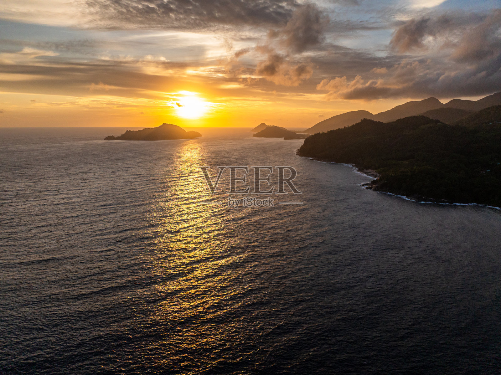 马赫岛日落时分。塞舌尔。照片摄影图片