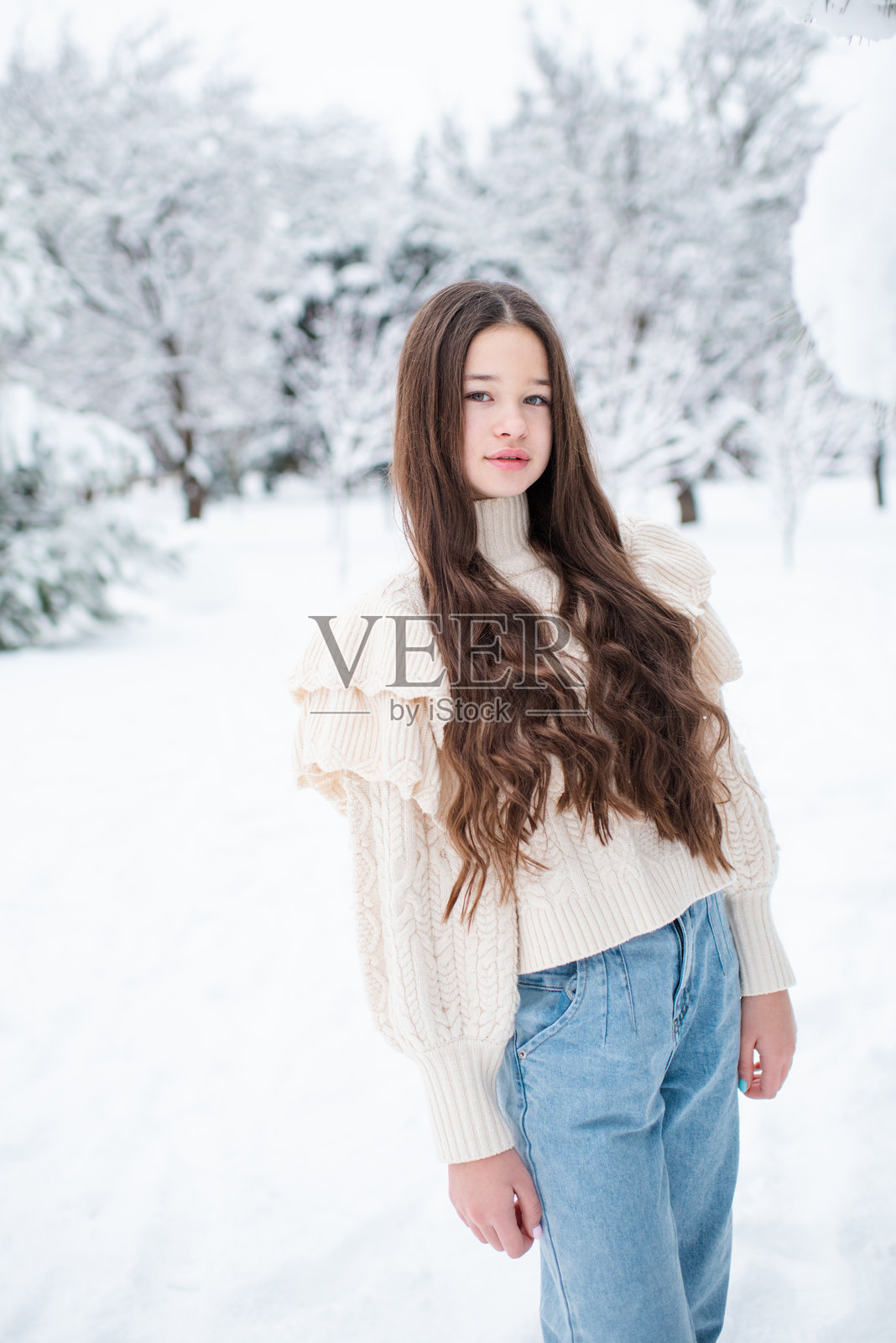 长发少女在雪中摆姿势照片摄影图片