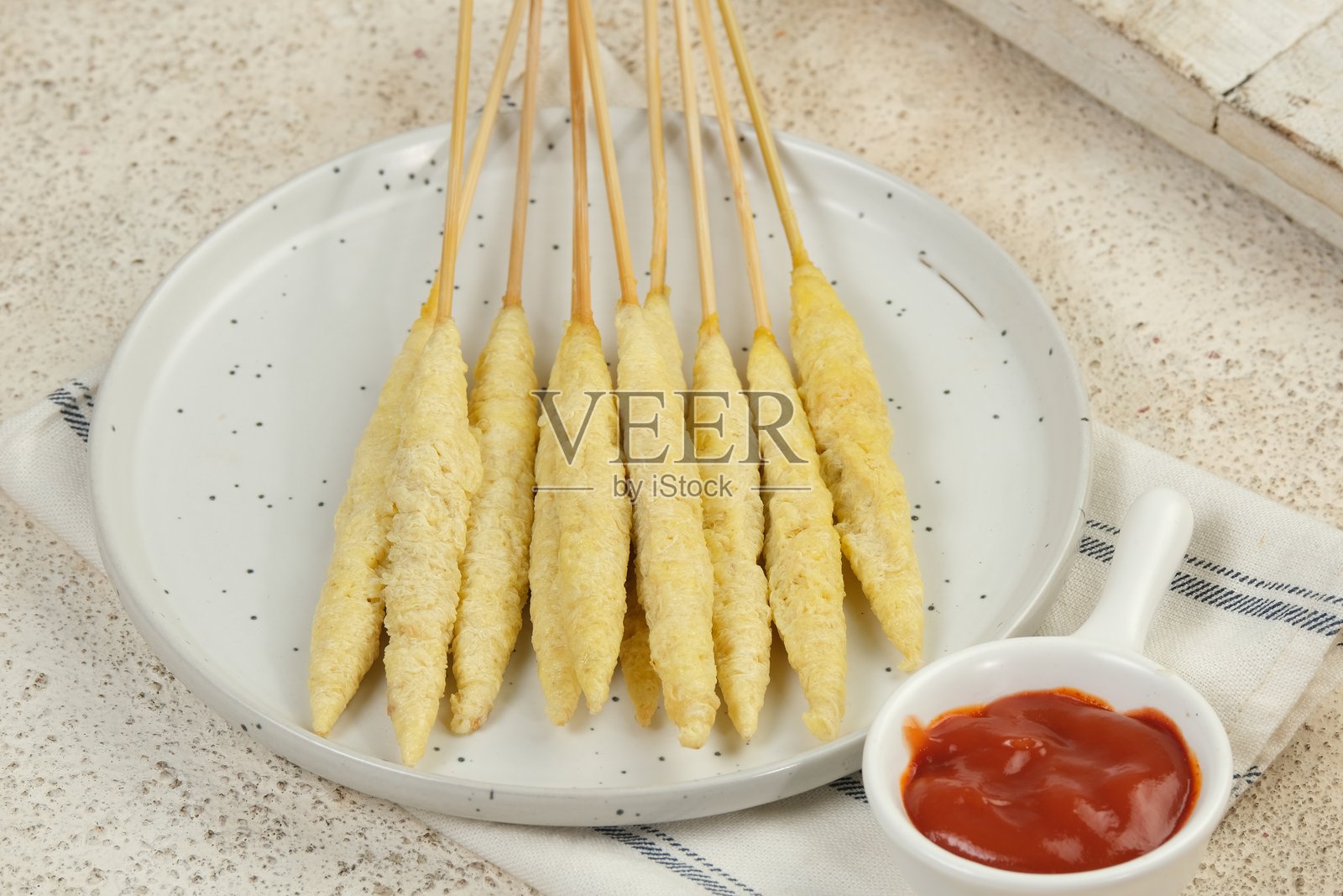 telur gulung是一种著名的印尼传统街头小吃，是用鸡蛋包在棍子里做成的。照片摄影图片