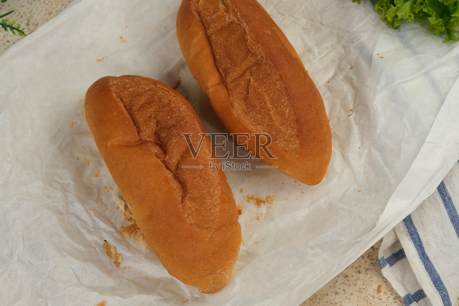 白底越南三明治的Bahn mi面包照片摄影图片