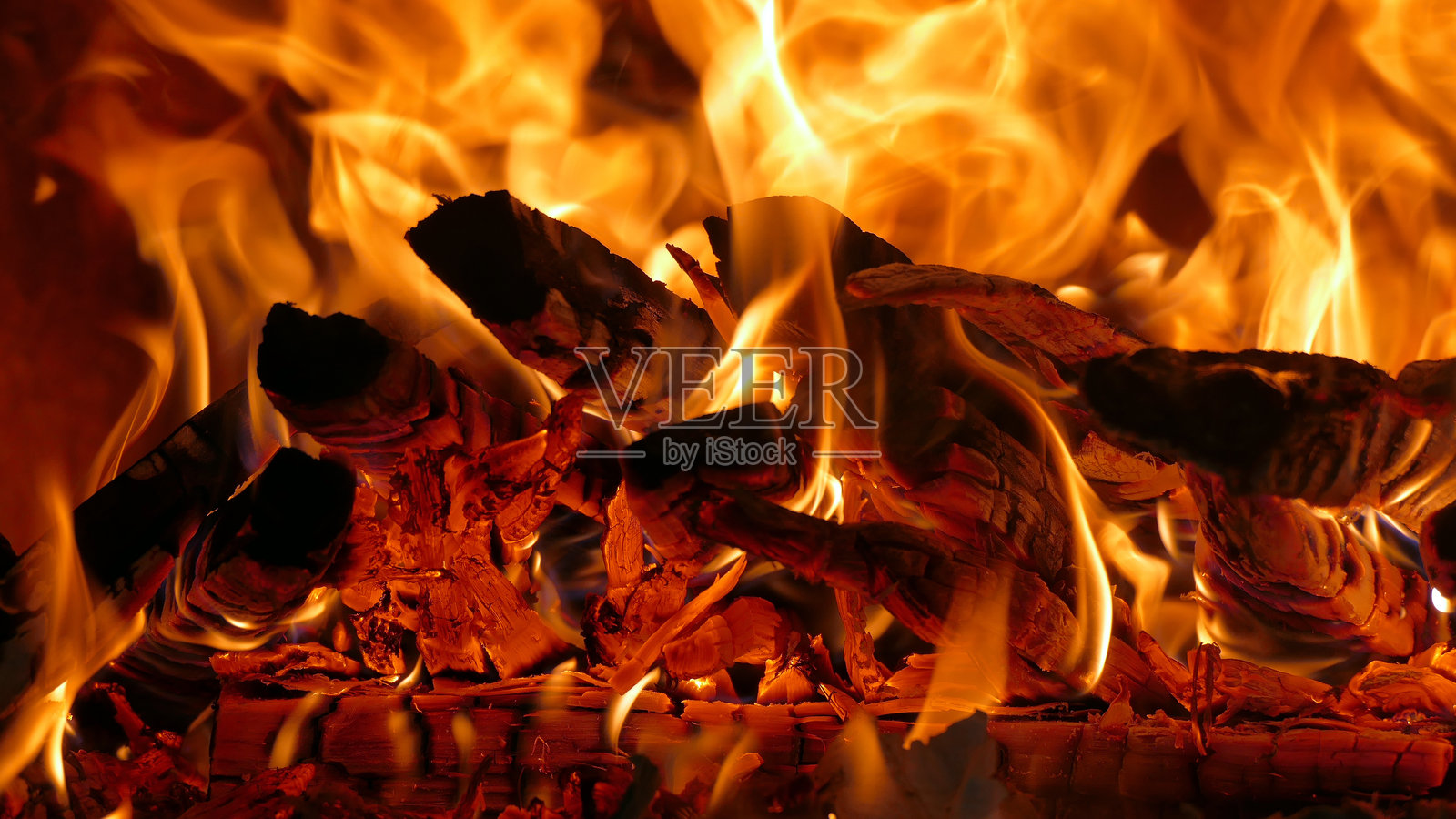 壁炉里的火靠近了，照片摄影图片