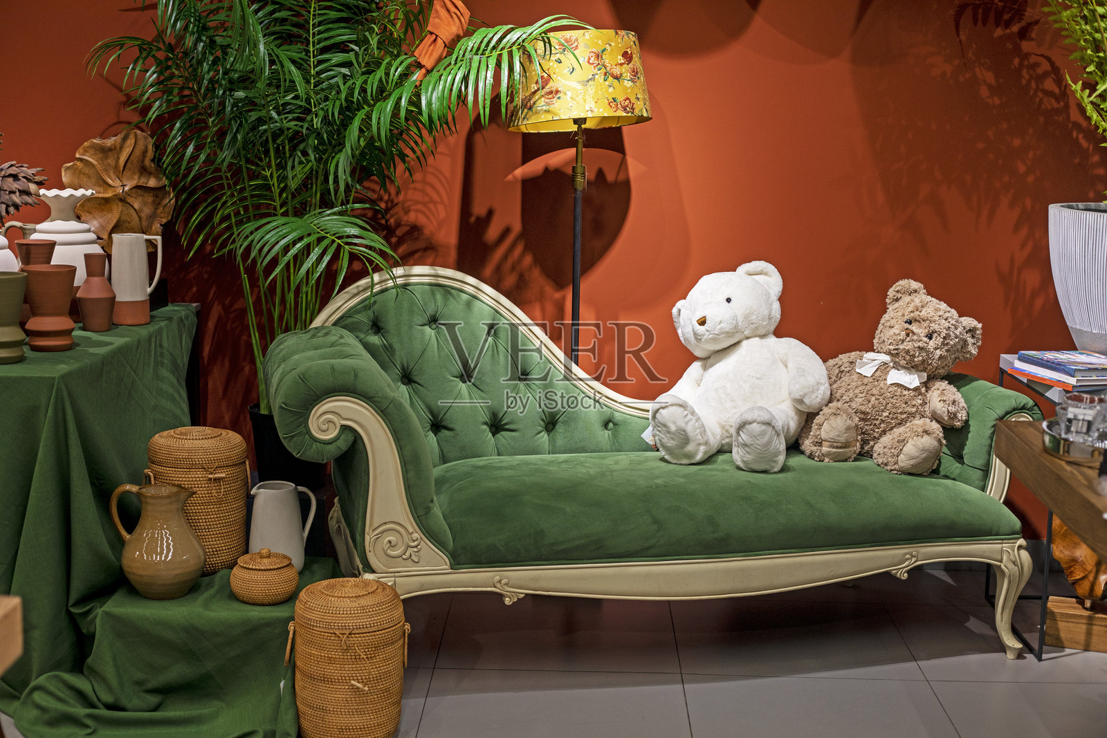 舒适的儿童室内，绿色沙发和泰迪熊。现代室内照片摄影图片