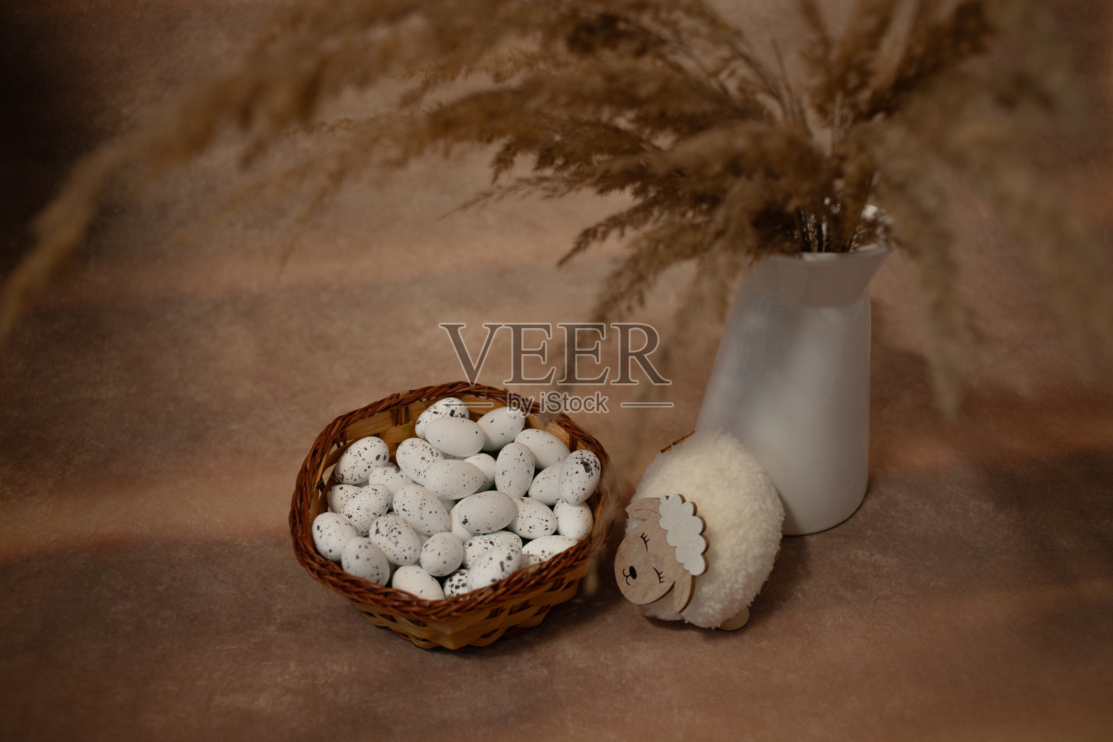 一篮鸡蛋和一瓶草照片摄影图片