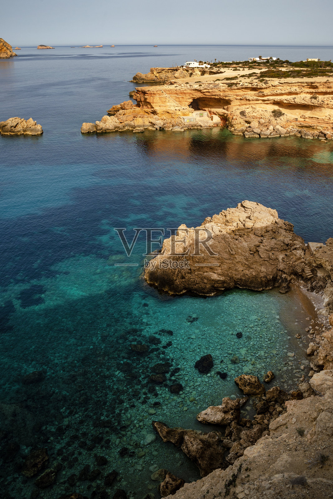 伊比沙岛碧绿的海水和美丽的海湾照片摄影图片