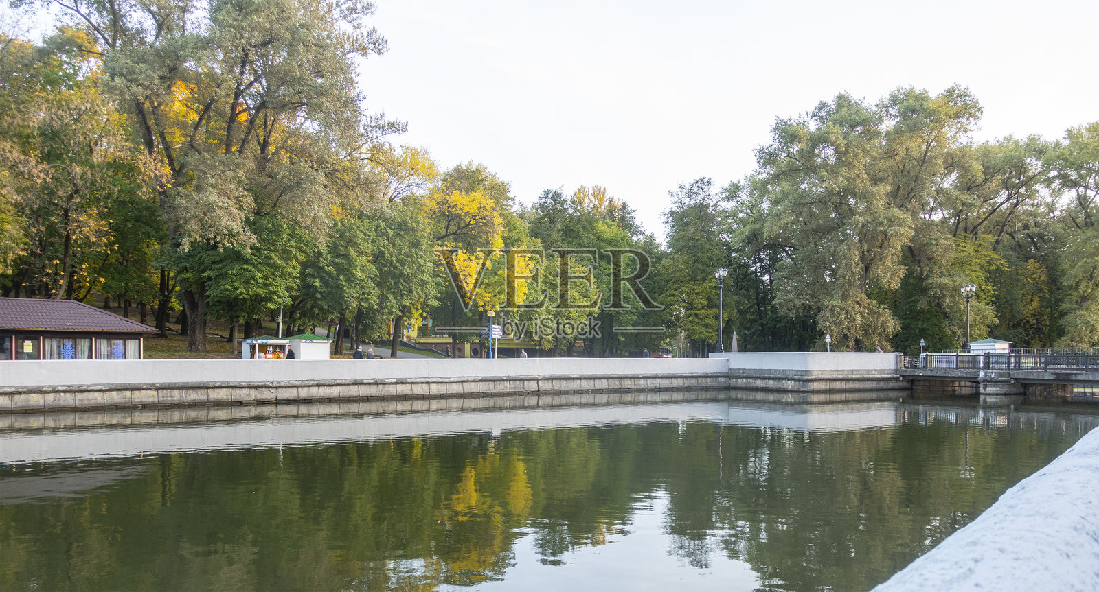 明斯克秋天的Svisloch河和中央儿童公园照片摄影图片