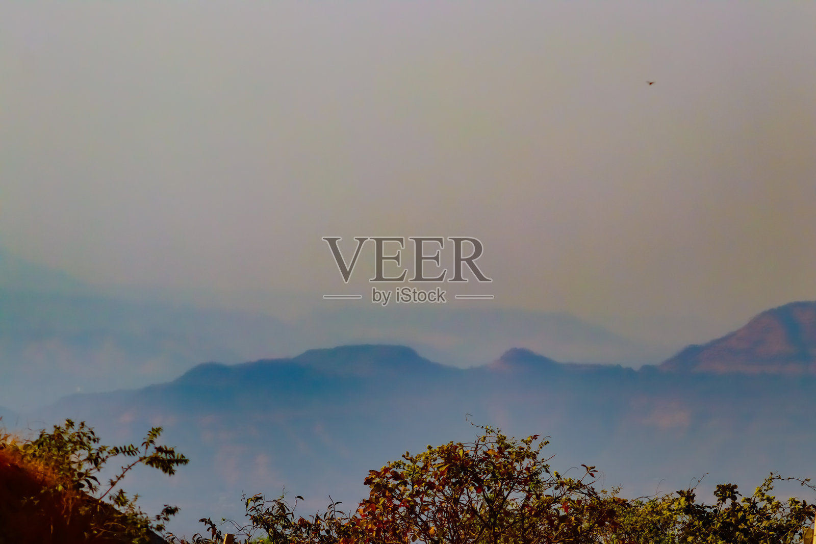 山被雾覆盖，景色优美照片摄影图片