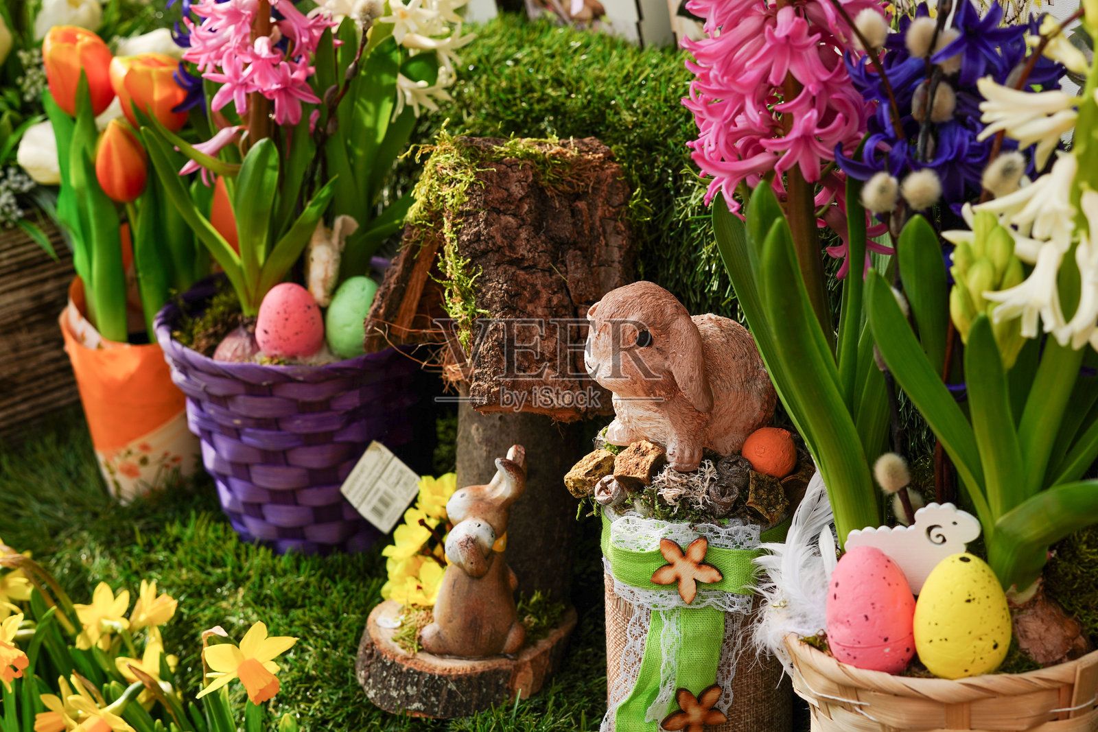 花店里的复活节装饰品。复活节兔子和彩蛋照片摄影图片