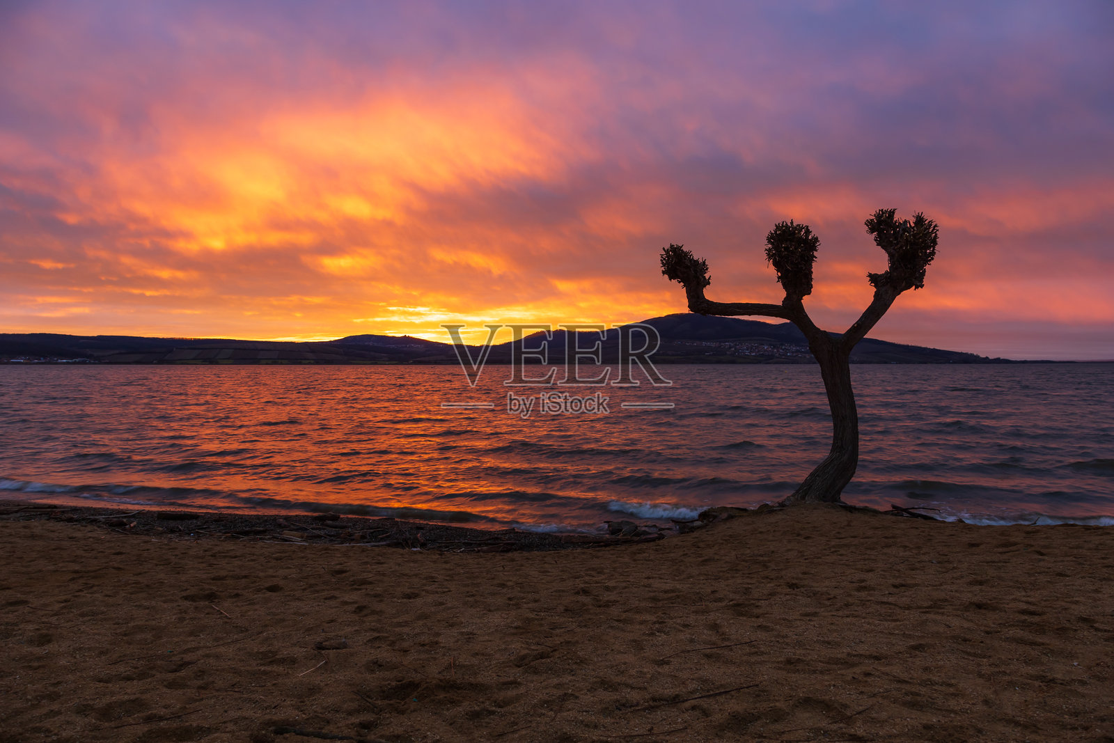 日落后的湖景。Novomlynska水库——俯瞰帕拉瓦照片摄影图片