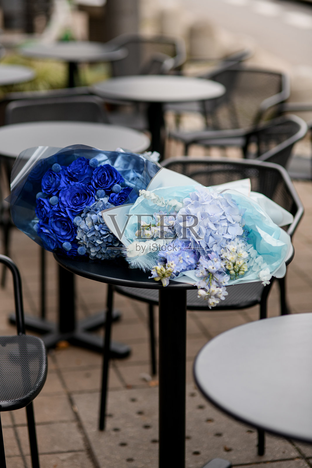 桌子上放着两束淡蓝色和深蓝色的花照片摄影图片