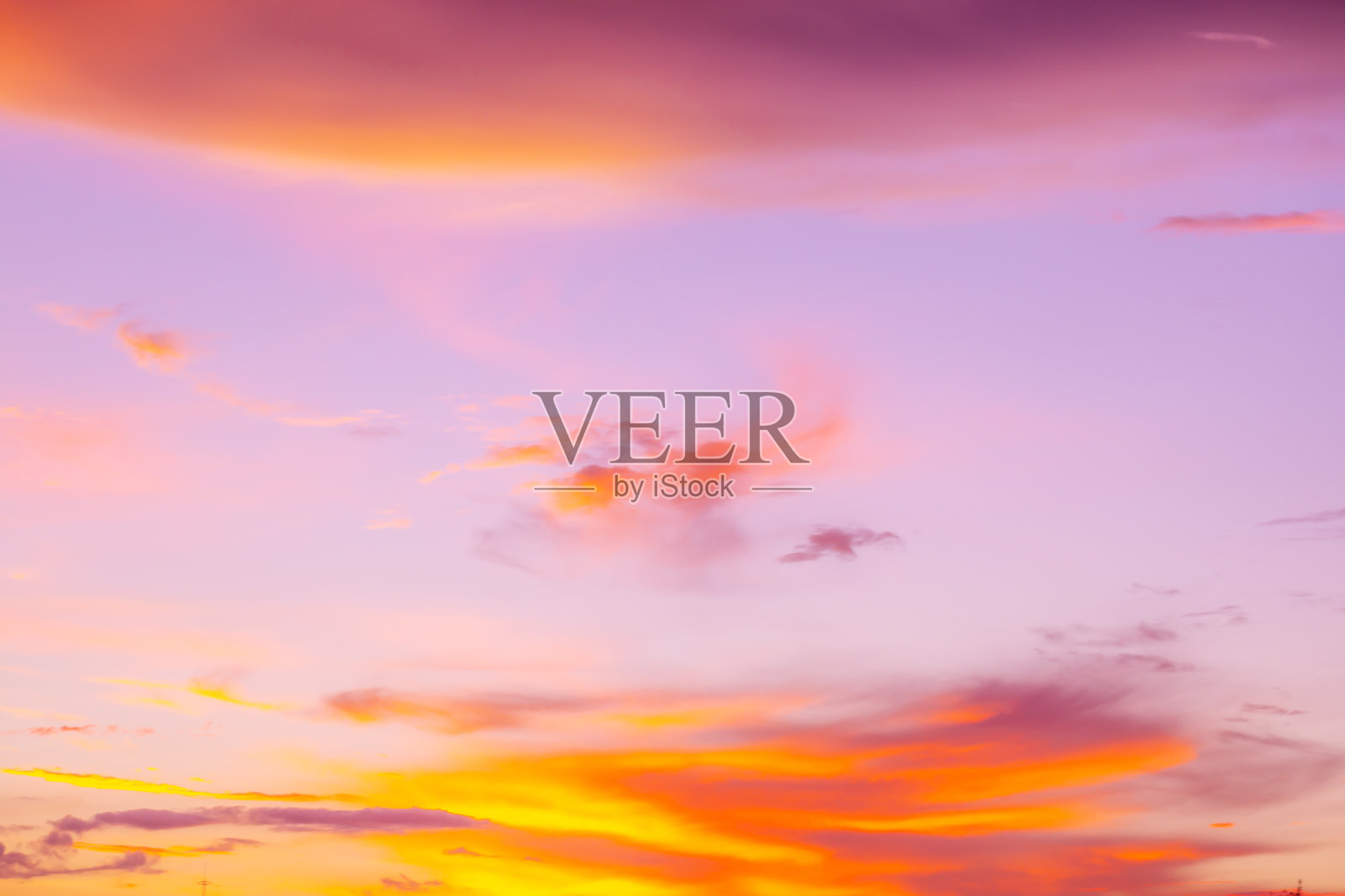 抽象和图案的云天空镇静珊瑚，橙色，趋势的颜色背景，图案的彩云和天空日落或日出:黄昏戏剧性的日落照片摄影图片