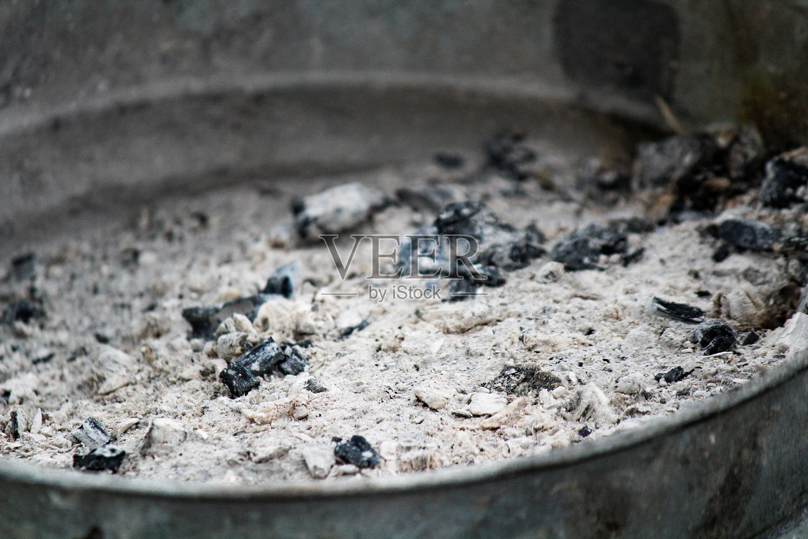 金属桶的木炭和灰烬照片摄影图片