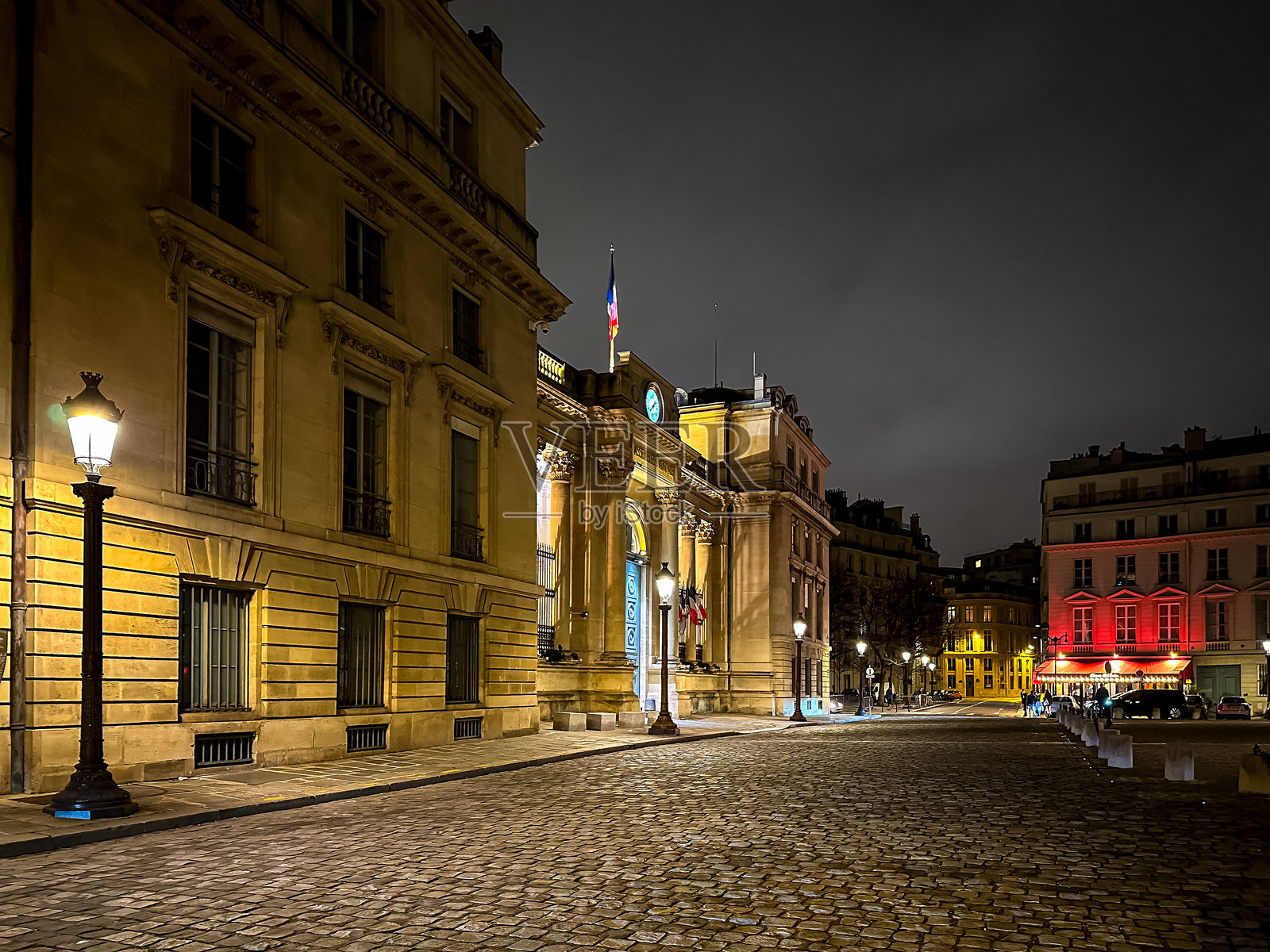 波旁宫广场和法国国民议会在夜晚灯火通明。照片摄影图片