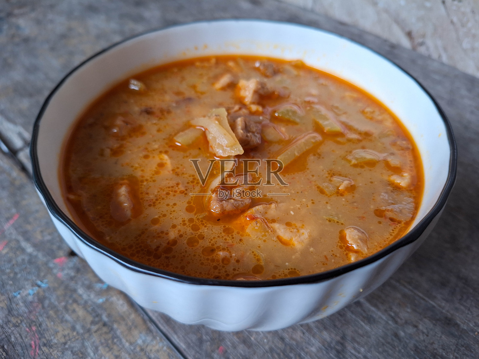 美味的椰浆辣炖南瓜丝或佛手瓜。印尼美食菜单。照片摄影图片