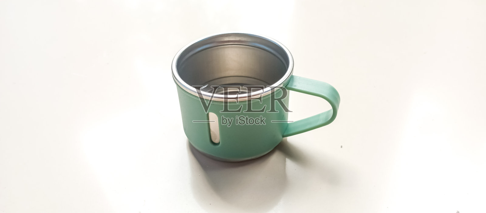 一杯陶瓷杯，背景为铁质地板和玻璃照片摄影图片