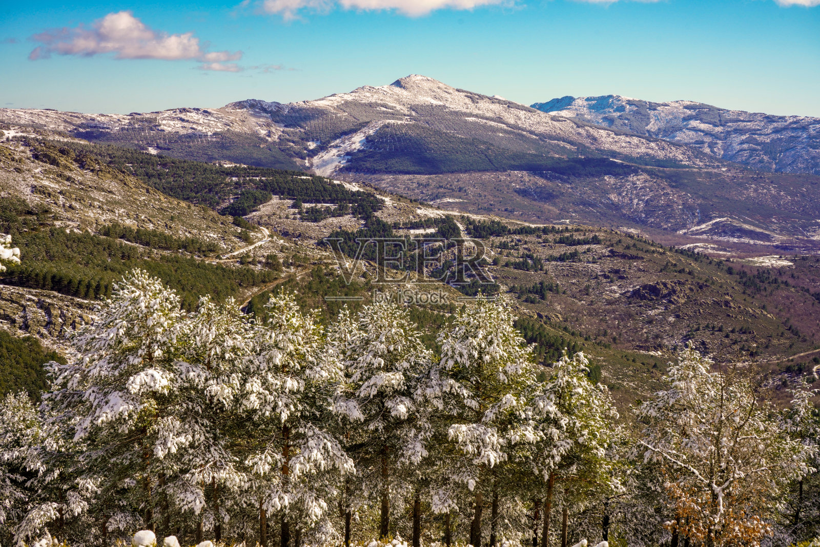 山脉风景，雪量很少。照片摄影图片