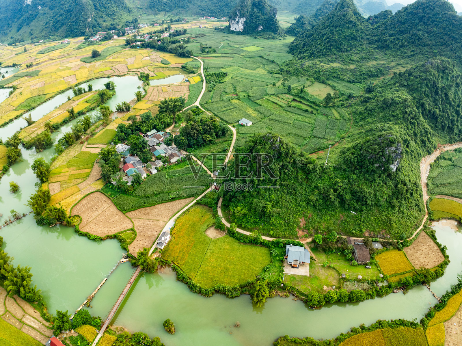 越南北部绿色稻田的鸟瞰图，越南北部美丽的旅游目的地，旅行与风景概念，自然与稻田背景照片摄影图片