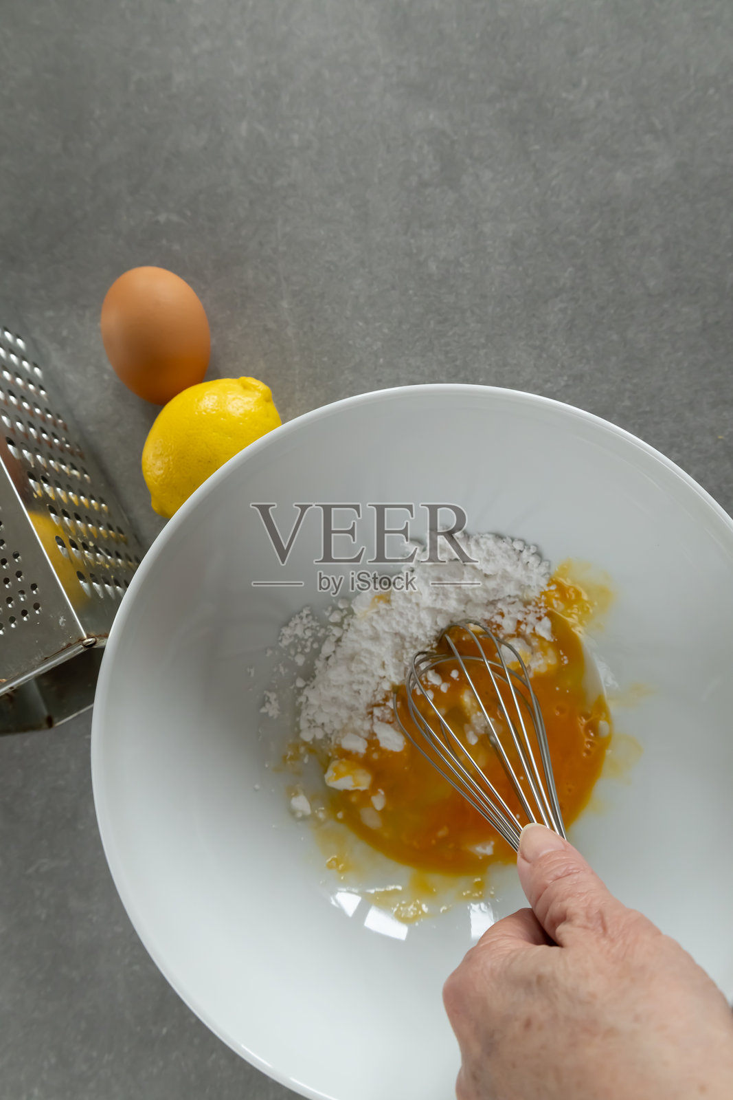 柠檬饼干的制作，撒上糖粉照片摄影图片