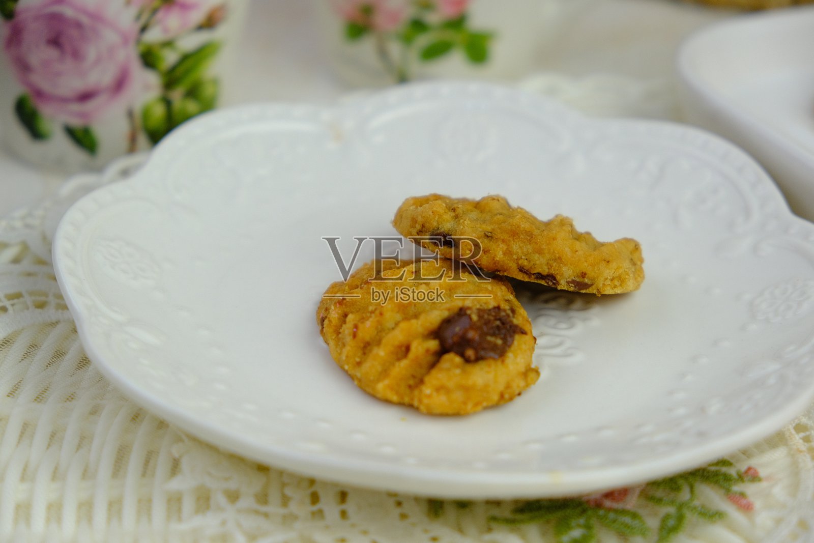 在白色背景上，马来西亚开斋节（Hari Raya）期间受欢迎的饼干，称为果酱饼干。照片摄影图片