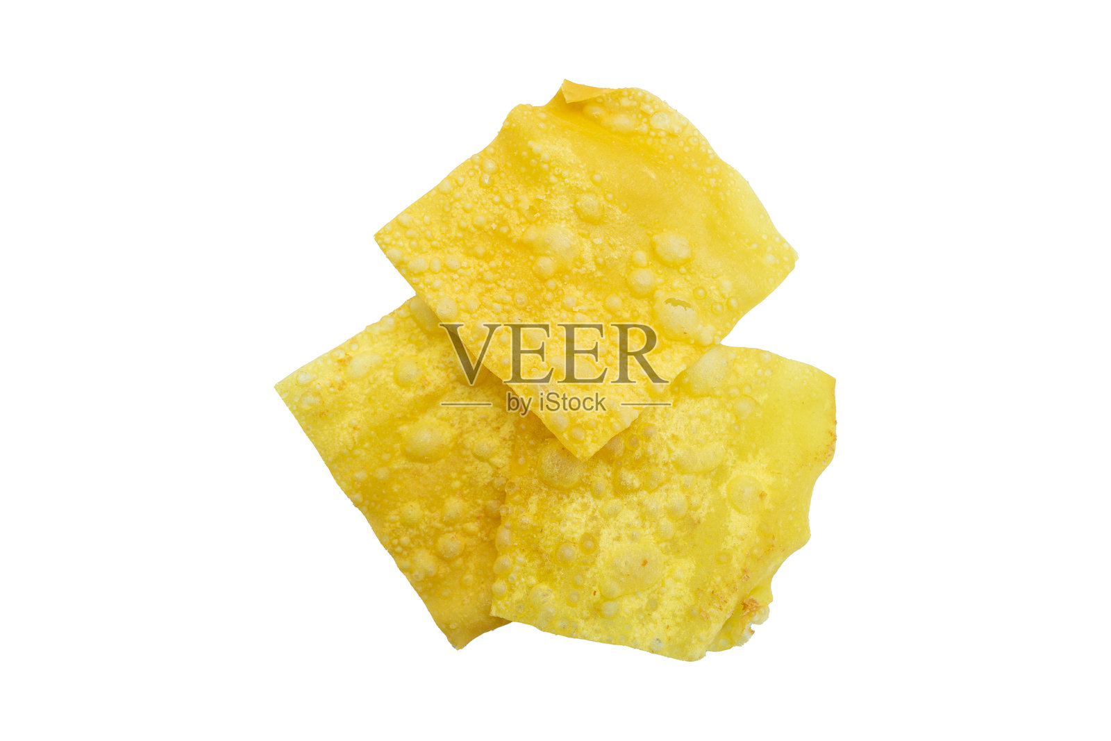 脆皮炸饺子皮在白色背景上。照片摄影图片