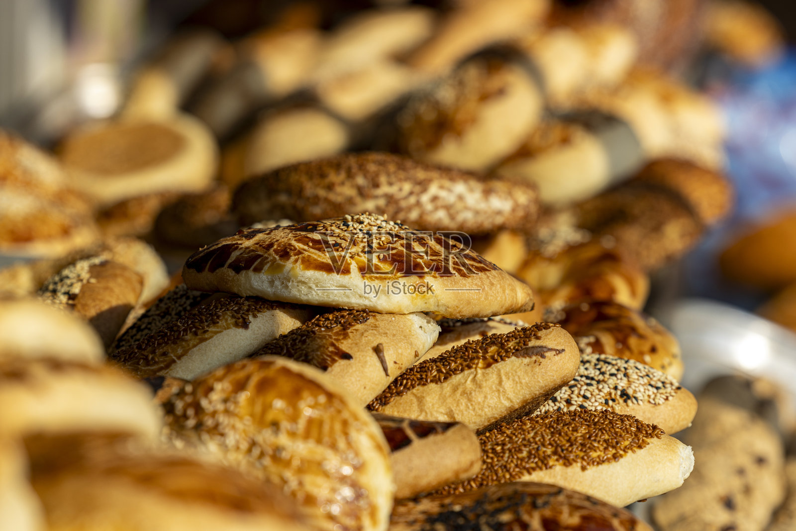 面包店出售的烘焙糕点和贝果照片摄影图片