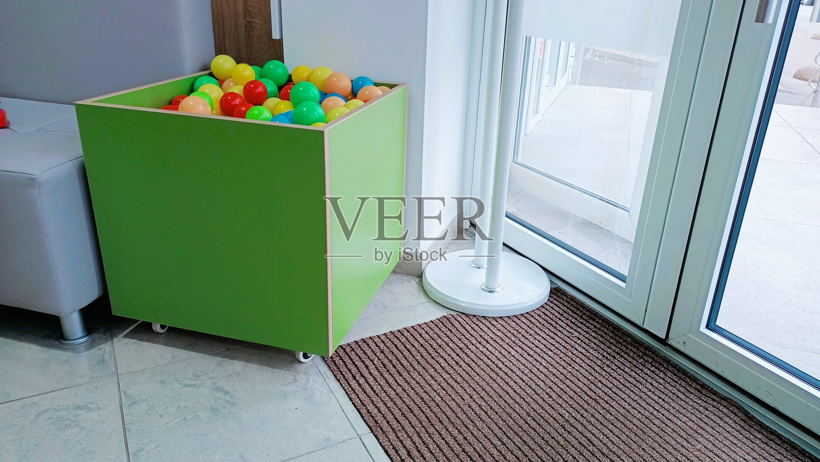 一个充满活力和色彩的球池，专为快乐和有趣的儿童游乐区设计照片摄影图片