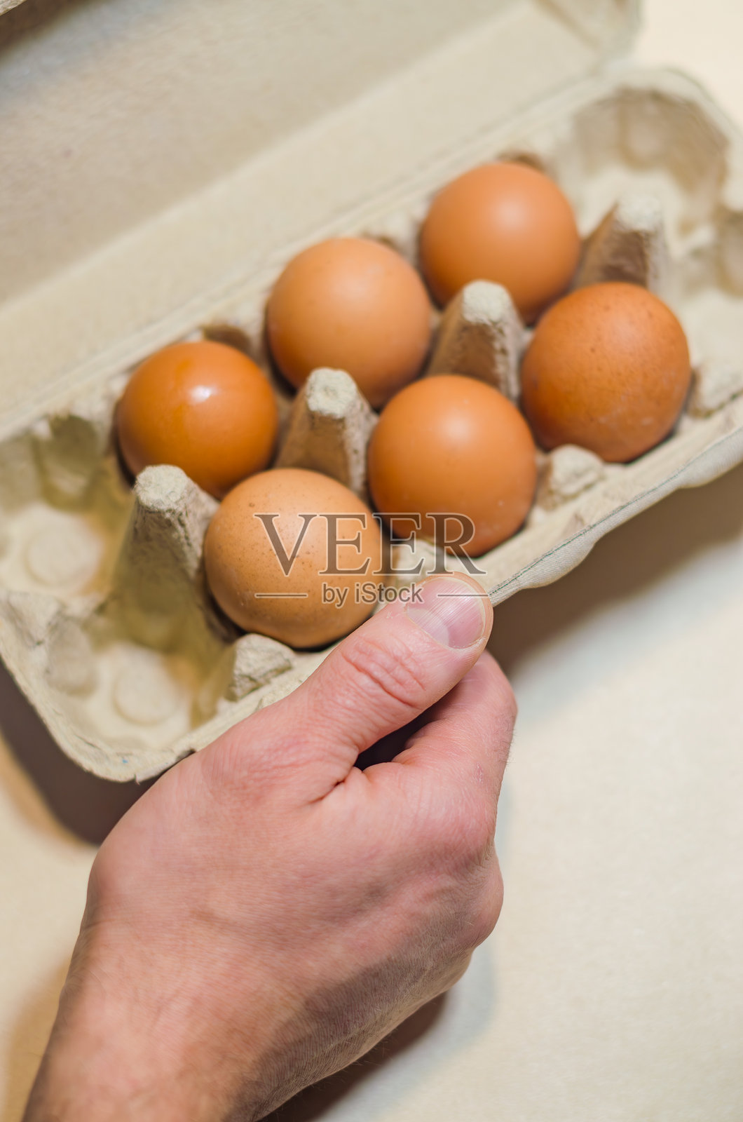 手握新鲜鸡蛋纸箱，天然食品，健康早餐食材照片摄影图片
