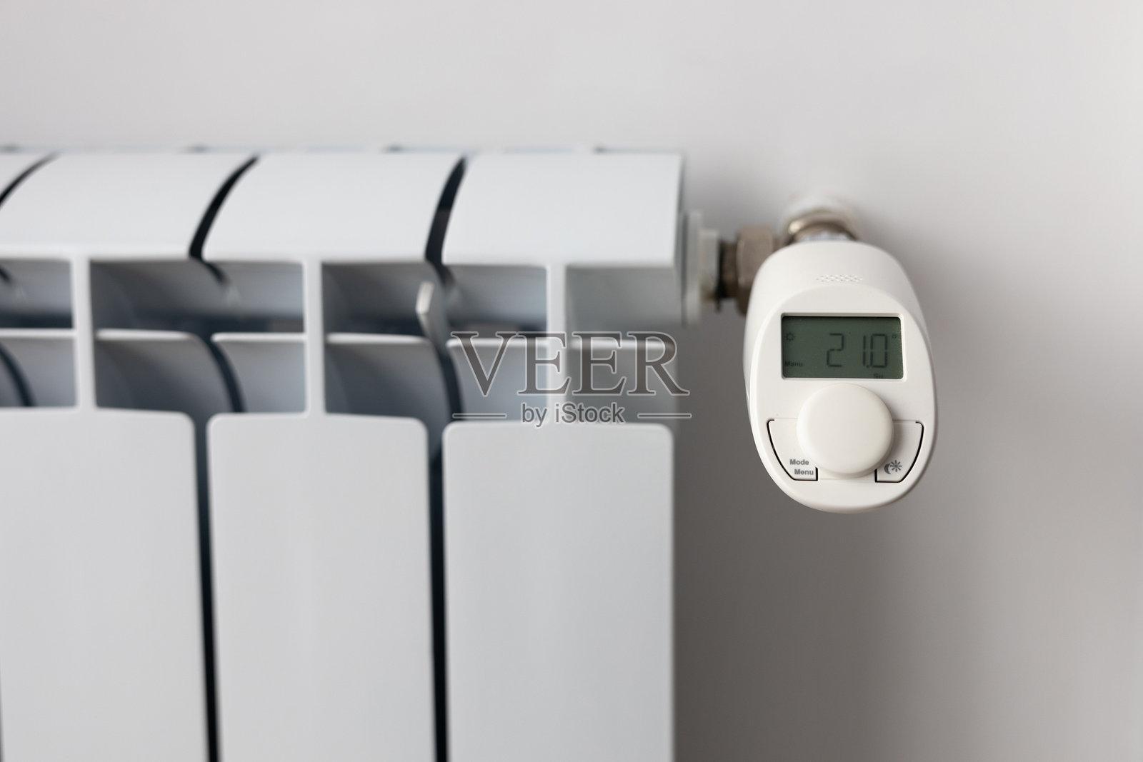 白色加热电池和电子，智能温度调节器。照片摄影图片