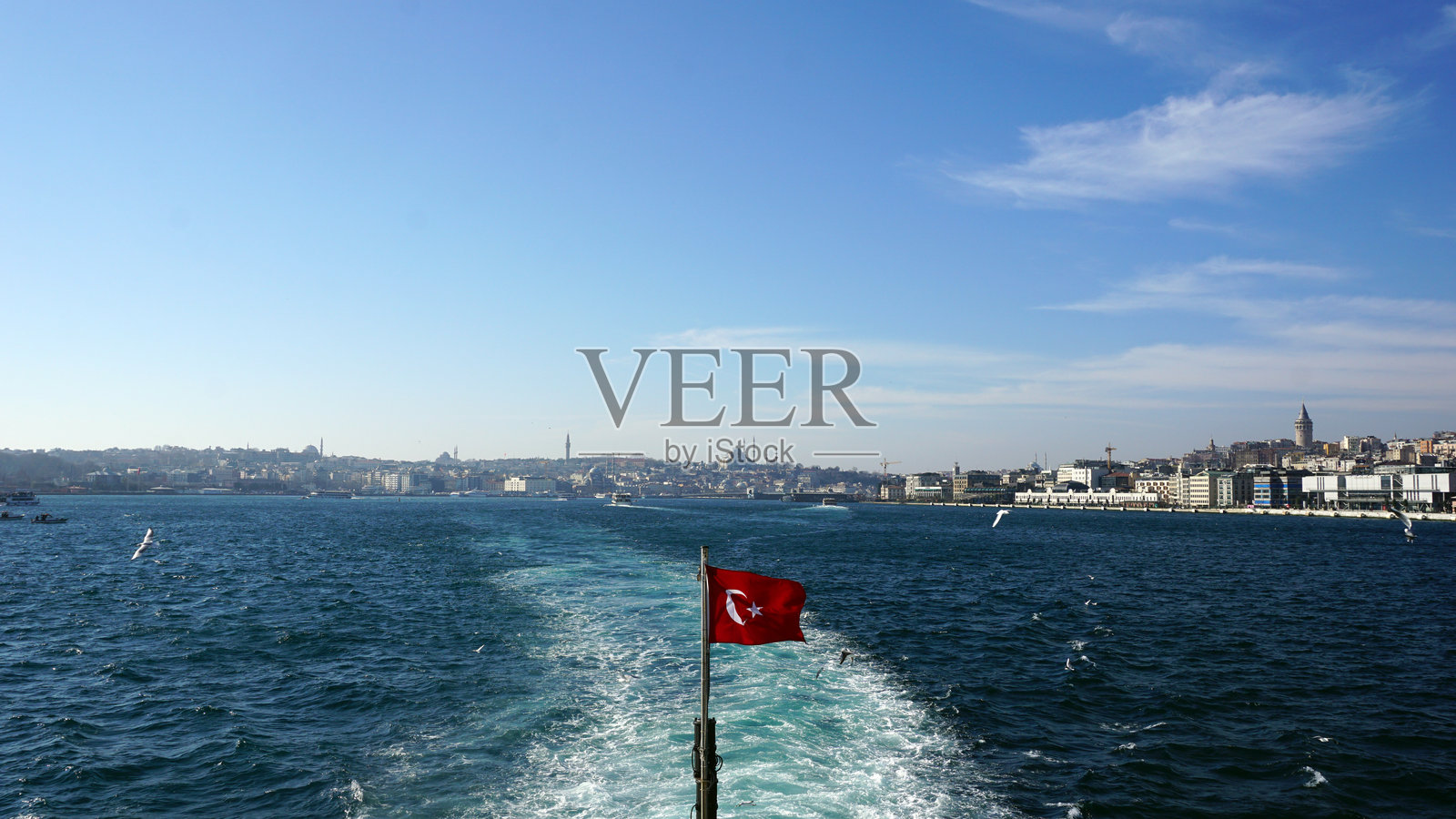 伊斯坦布尔法提赫区的埃米农努海滩和城市线路渡轮照片摄影图片