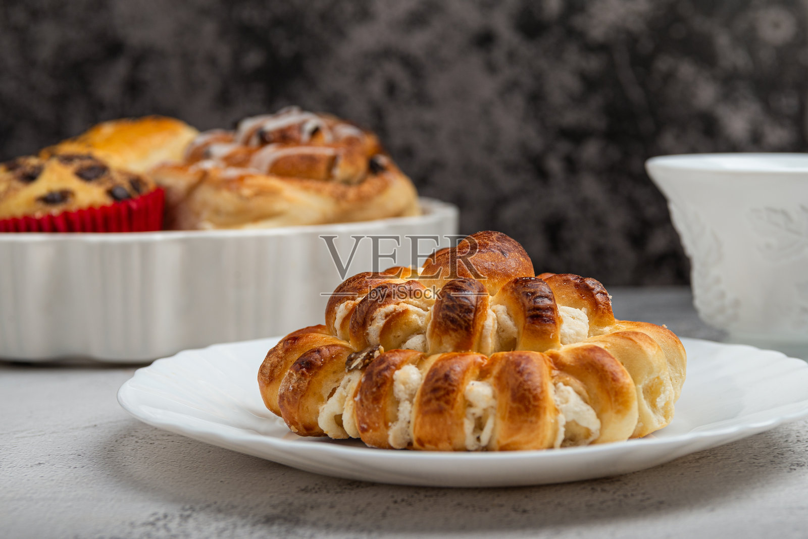 新鲜出炉的包子特写，放在白色盘子上照片摄影图片