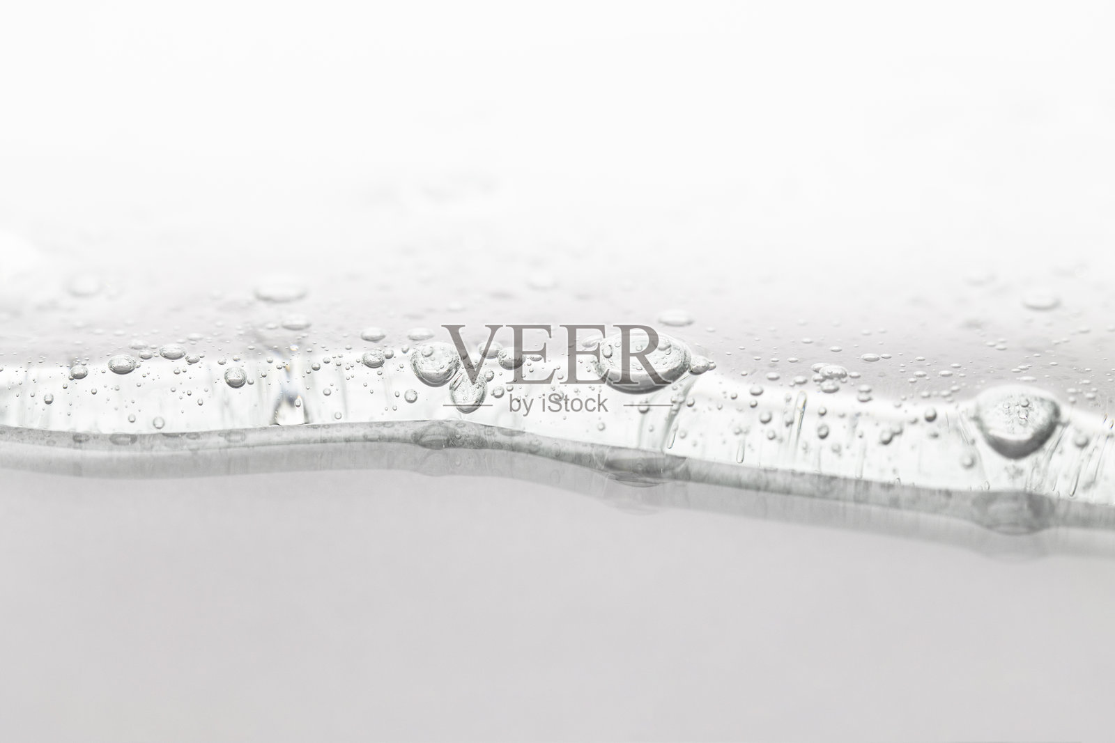 面部和头发用的化妆凝胶特写前视图。清洁产品样本。照片摄影图片