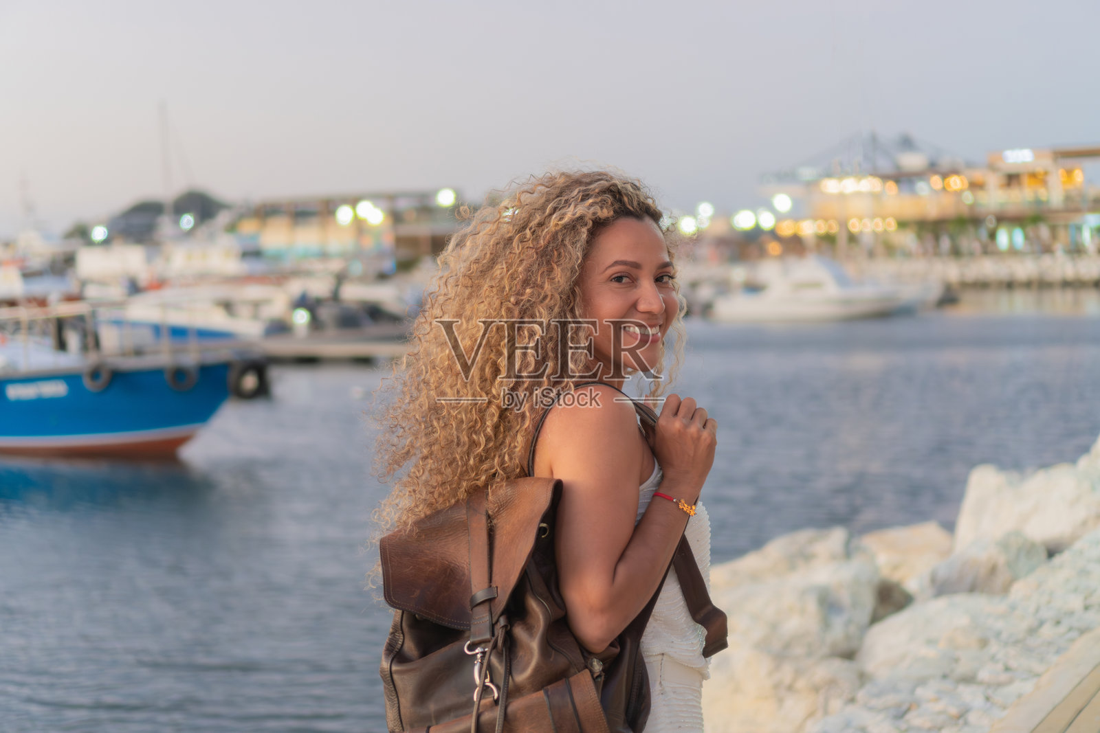 游客在码头对着镜头微笑照片摄影图片