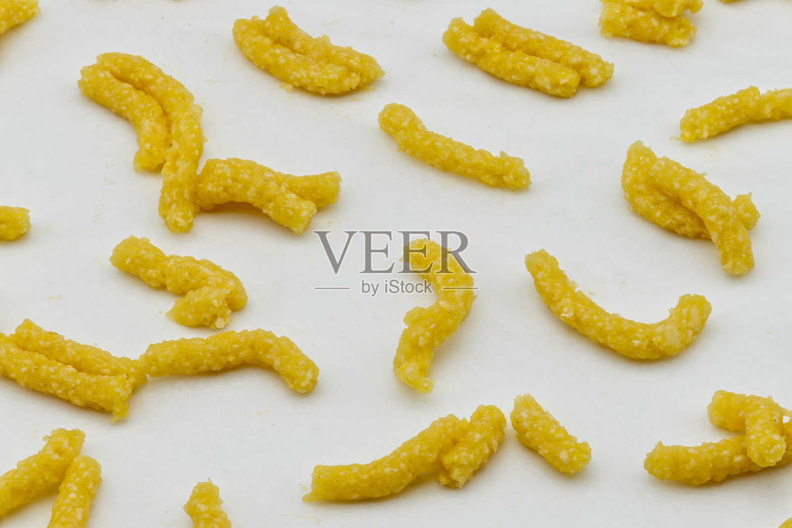 生的帕萨泰利意大利面。用高汤煮的意大利面。意大利博洛尼亚。照片摄影图片