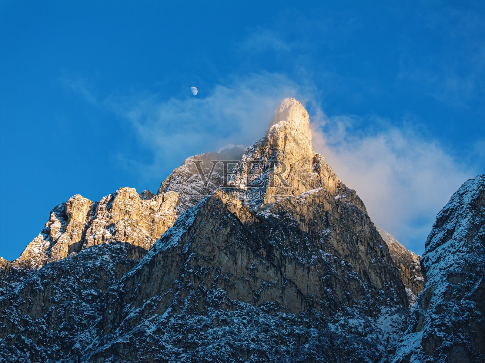 多洛米蒂山脉上空无人机拍摄的雪景照片摄影图片