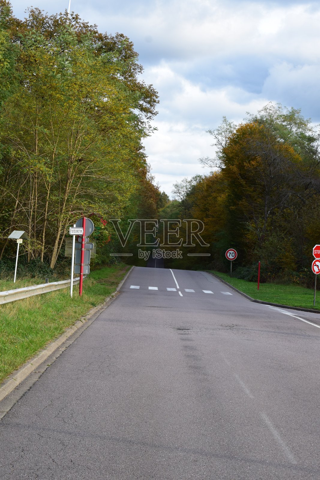 一条带有下坡的笔直道路照片摄影图片