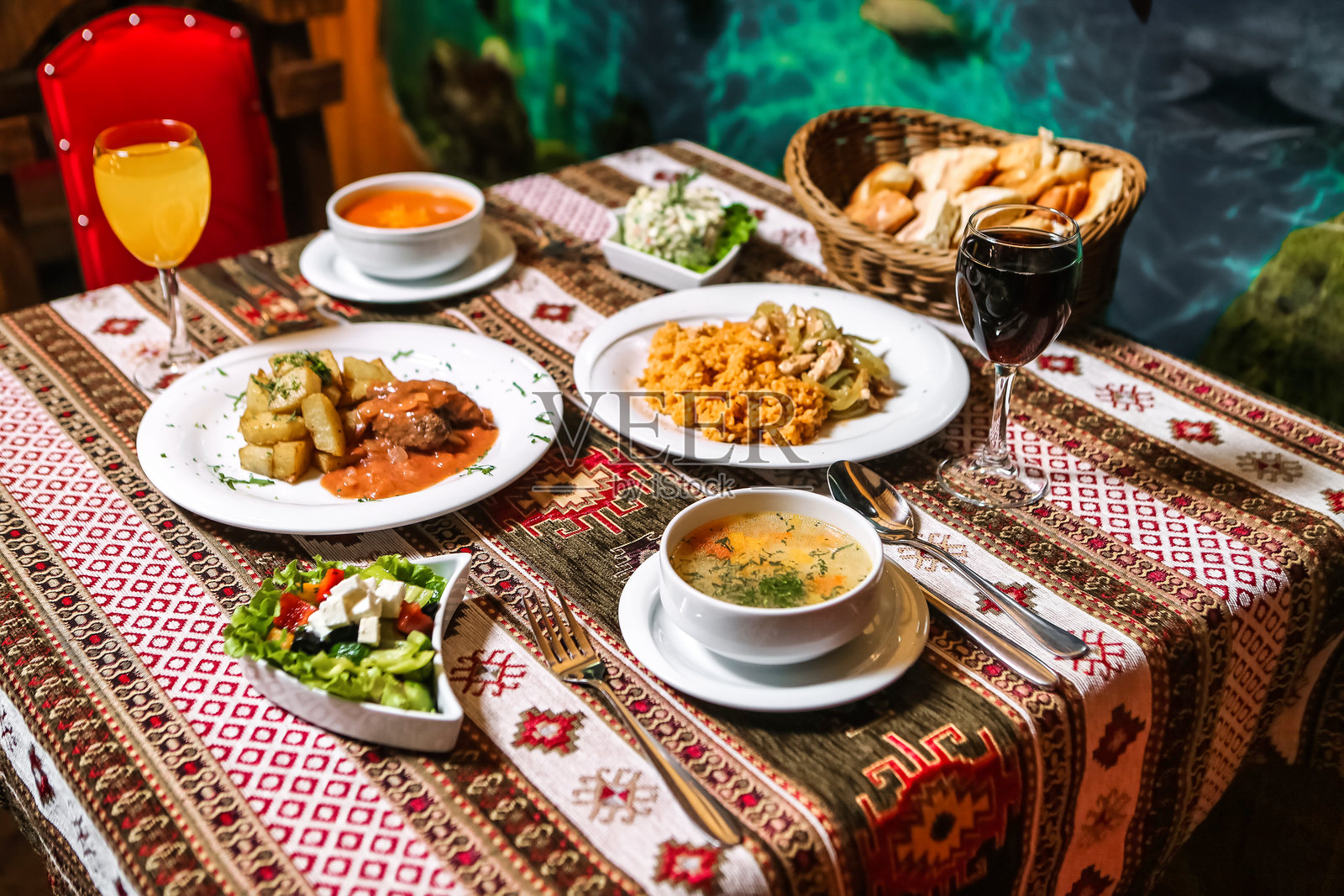 桌子上有一盘盘食物和一碗汤照片摄影图片