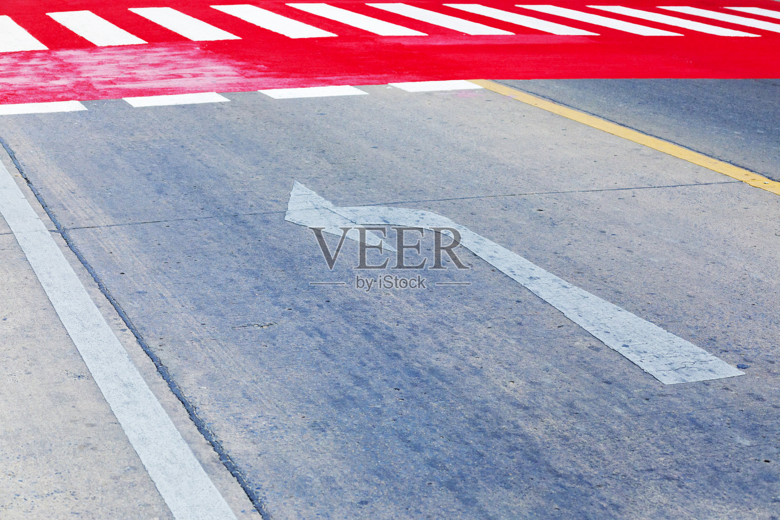 人行横道前有左箭头标志照片摄影图片