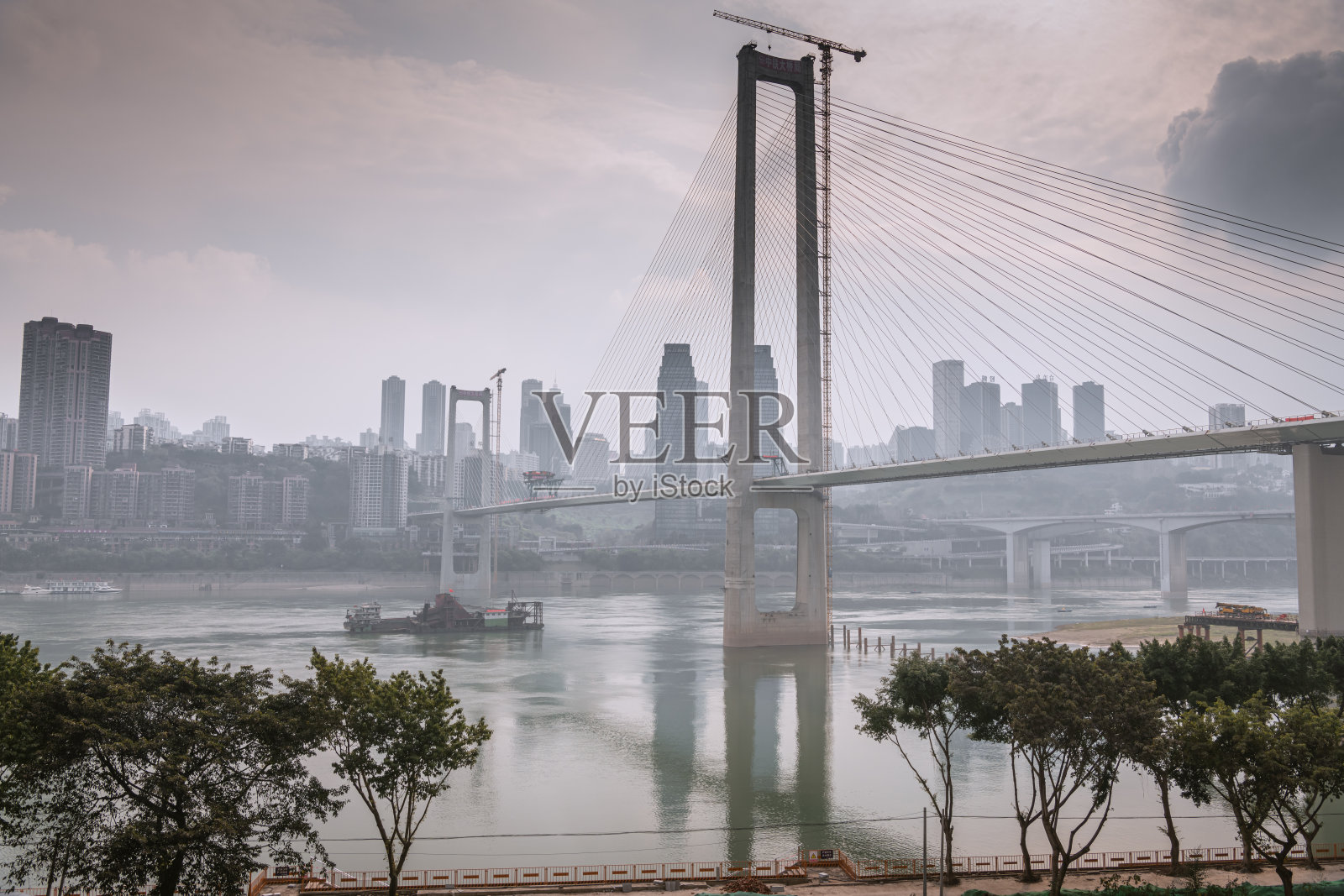 中国重庆的桥梁和商业区照片摄影图片