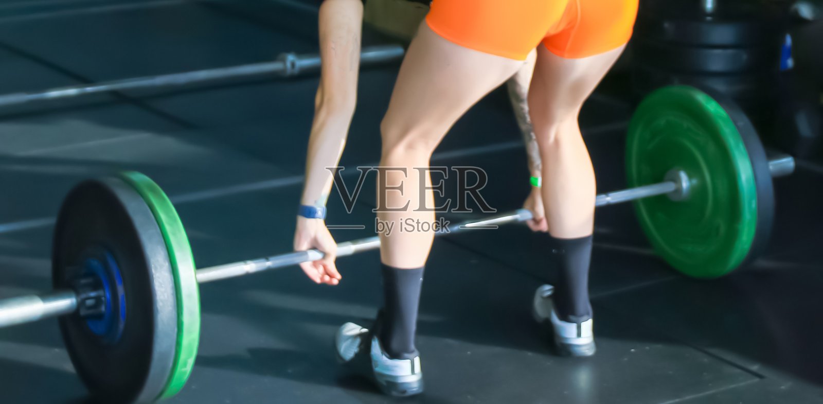 健身房的举重训练，专注于力量训练和正确的姿势照片摄影图片