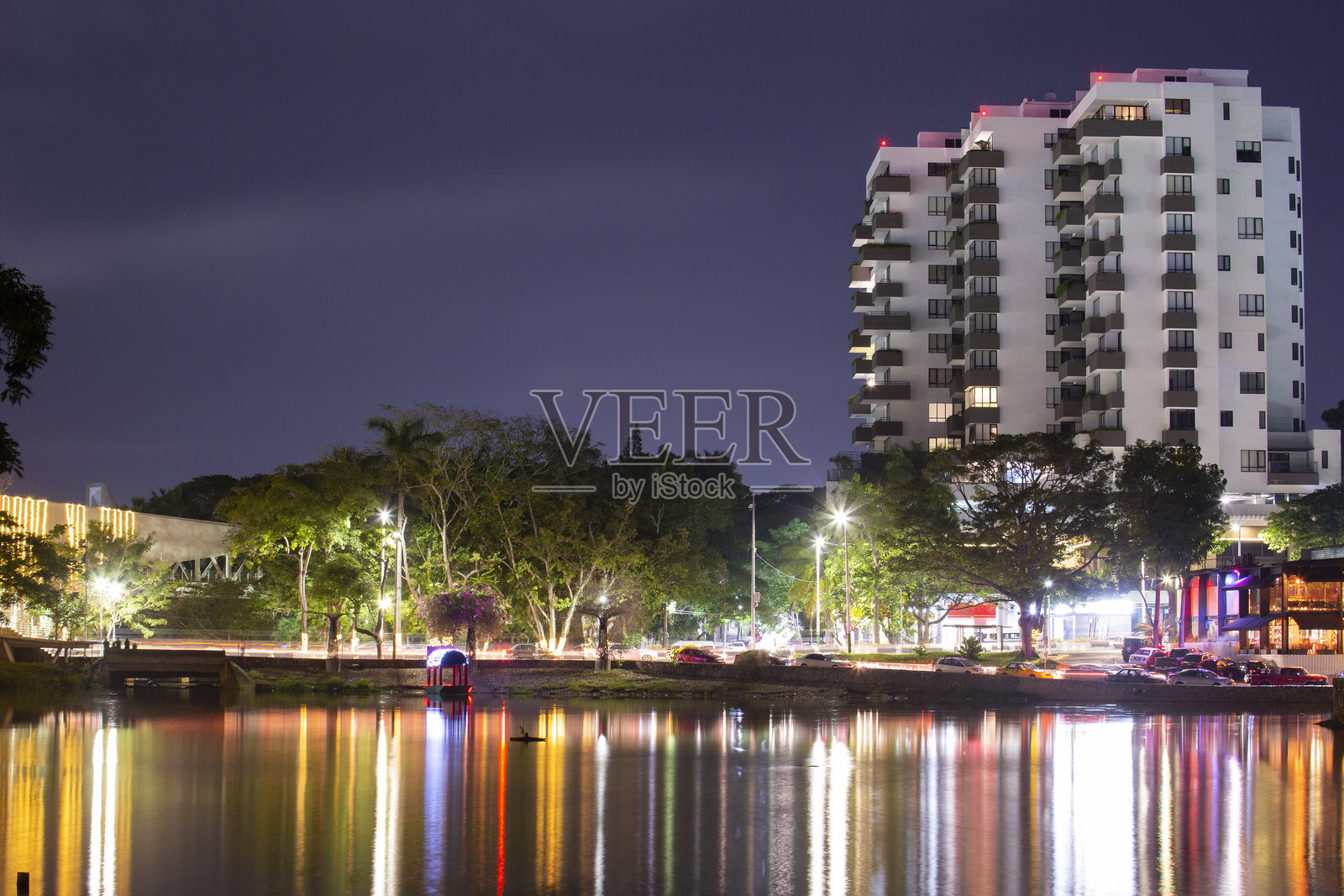 墨西哥塔巴斯科维拉埃尔莫萨市中心夜景照片摄影图片
