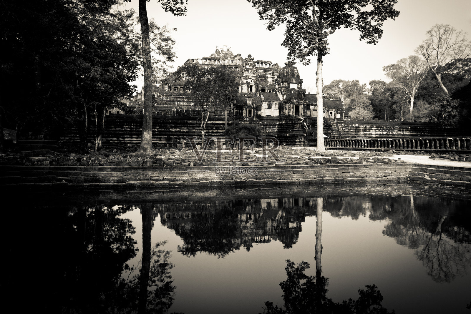 吴哥窟的寺庙与湖泊，柬埔寨暹粒照片摄影图片