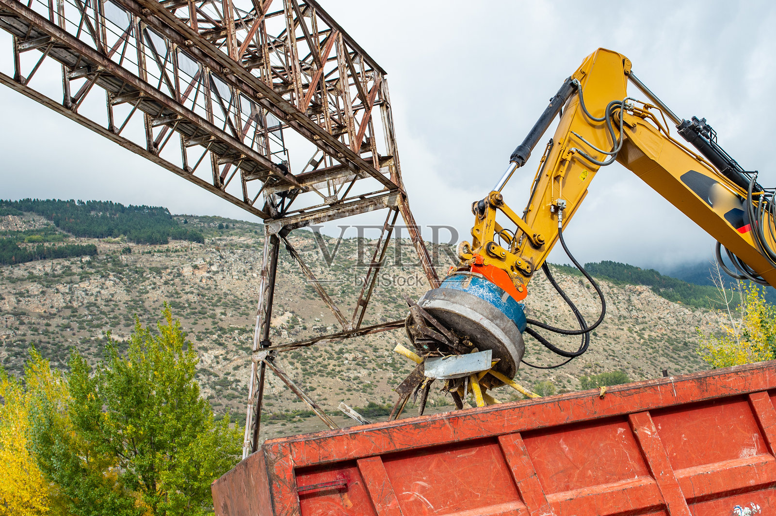 工厂中的金属部件和碎片照片摄影图片