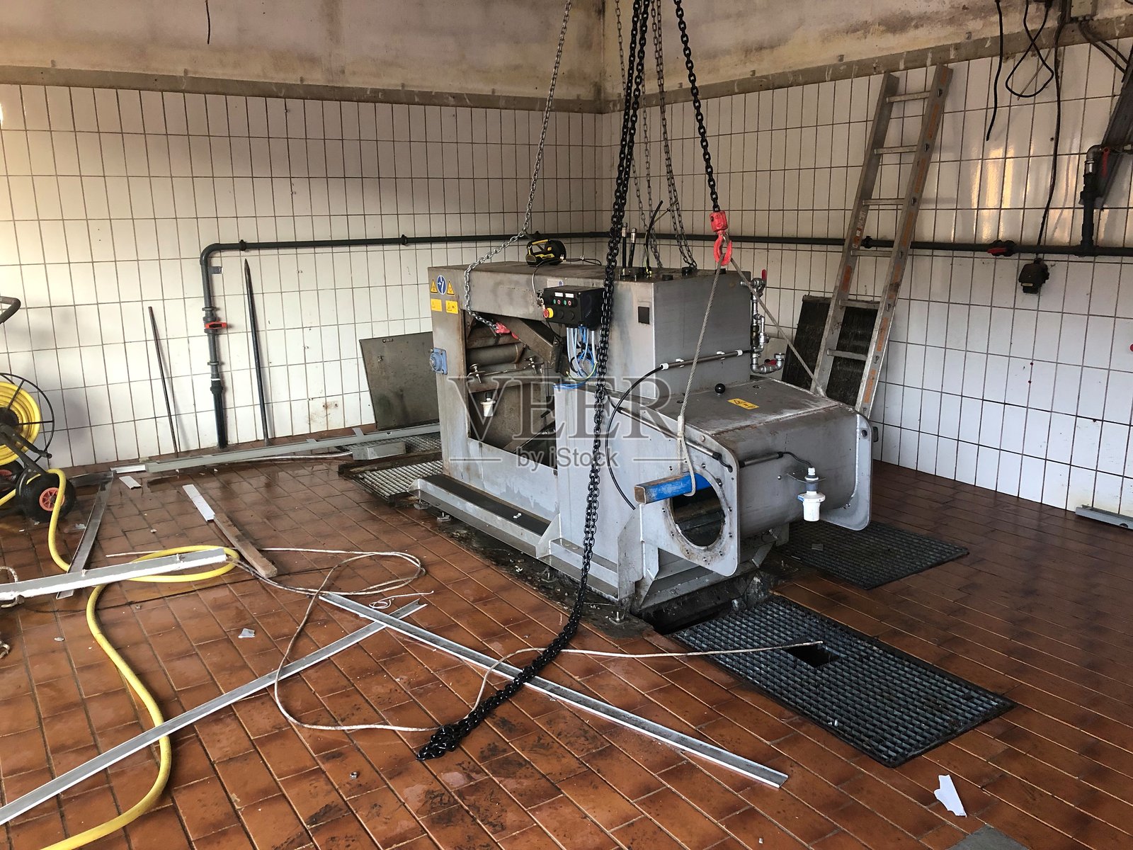 在污水处理厂进水口移除一把使用过的耙子照片摄影图片